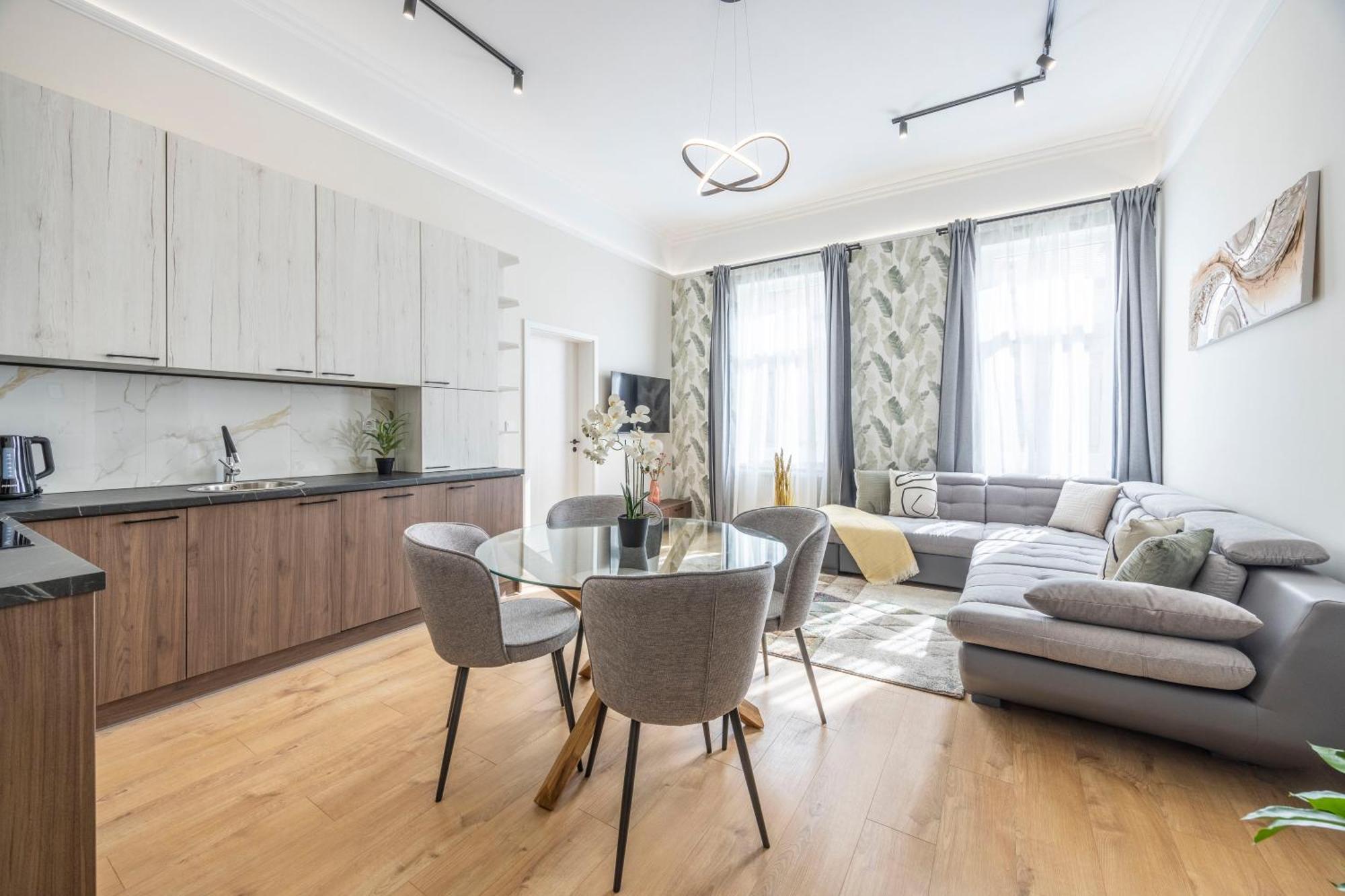 Deluxe Izabella Center With 4bedrm, 3bathrm *