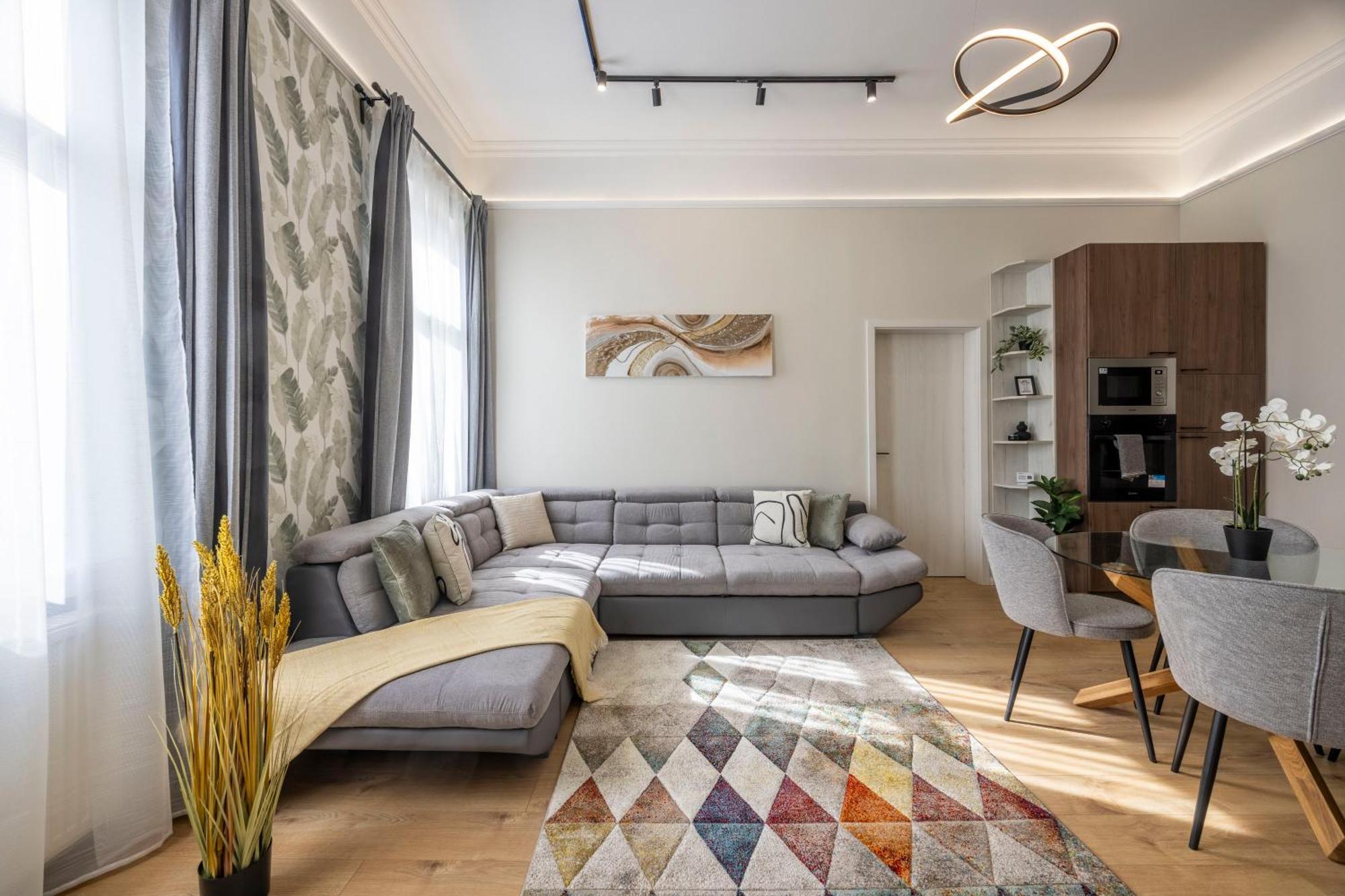 Apartment Deluxe Izabella Center With 4bedrm, 3bathrm *