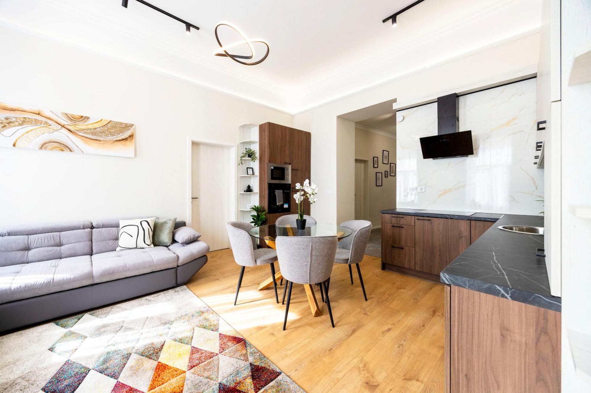 Deluxe Izabella Center With 4bedrm, 3bathrm Apartment Budapest